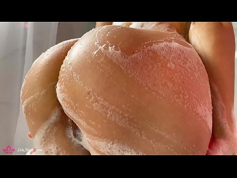 ❤️ Brunette o ipholla litho tsa botona kapa botšehali ho li khotsofatsa Pussy e nang le Vibrator ho ea ho Intense Orgasm in Shower ❤️ ☑
